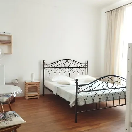 بيت شباب Guest House Izola