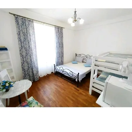 Guest House Izola بيت شباب *