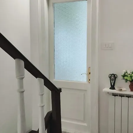 بيت شباب Guest House Izola