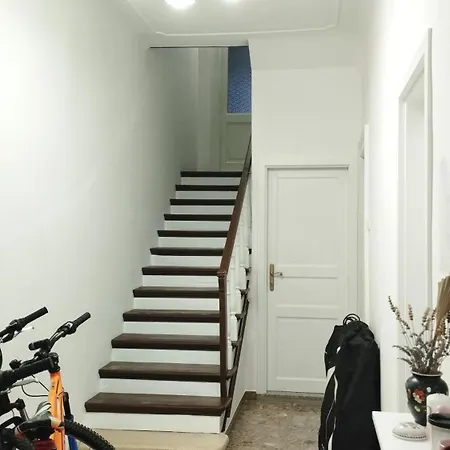 بيت شباب Guest House Izola *