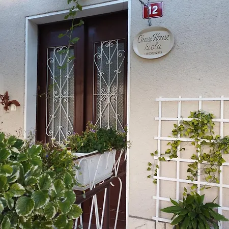 بيت شباب Guest House Izola