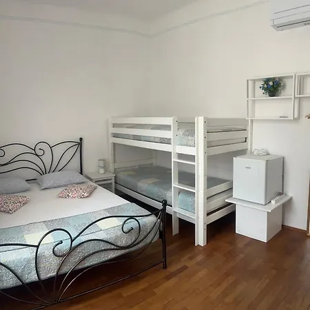 Guest House Izola Hostel *