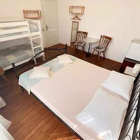 Guest House Izola بيت شباب *