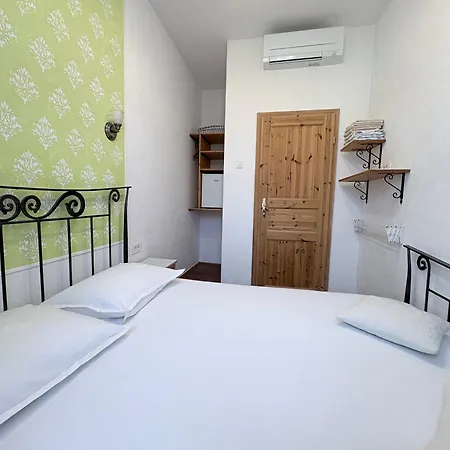 Guest House Izola بيت شباب *