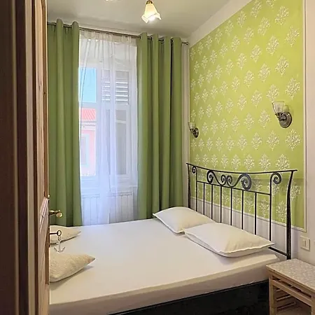 Guest House Izola Hostel *