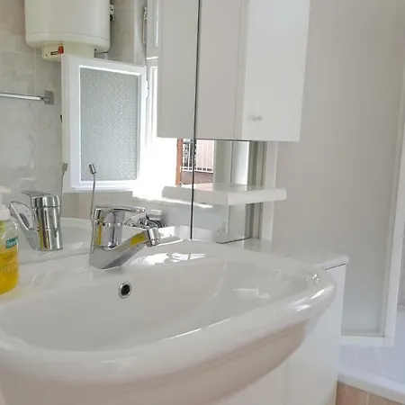 Guest House Izola بيت شباب إيزولا