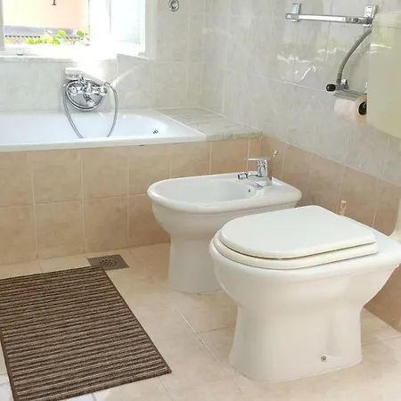 Guest House Izola بيت شباب *