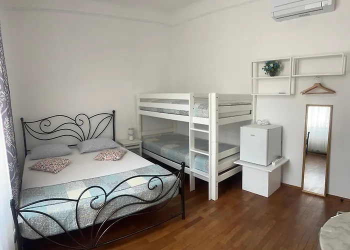 Guest House Izola Hostel *